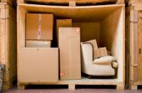 garde meuble un garde meuble avec des cartons et un canapé