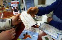 guichet sncf personne qui donne son billet de tgv au guichet sncf
