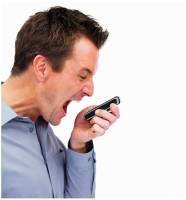 crier dans son mobile un homme crie dans son téléphone mobile