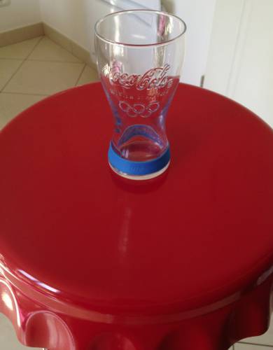 un verre mc do 2012 de couleur bleu sur un tabouret capsule rouge pour les jo 2012 de londres