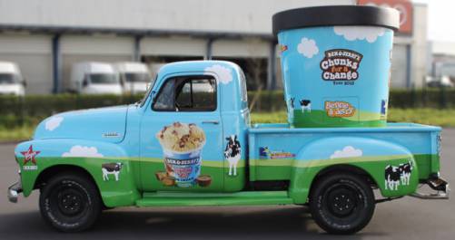 un camion ben jerry's qui distribue des glaces gratuties