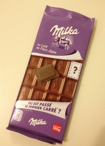 une tablette milka avec le dernier carré de chocolat avec un code à l'intérieur