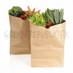 un panier de fruits et légumes bio dans des sacs en carton
